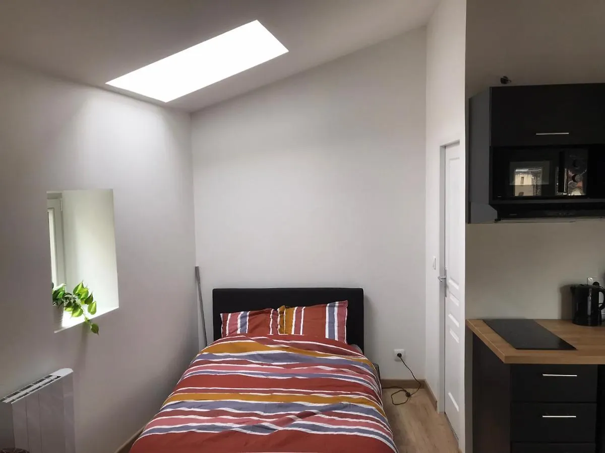 Super Studio refait à neuf proche des commerces Royat Apartamento